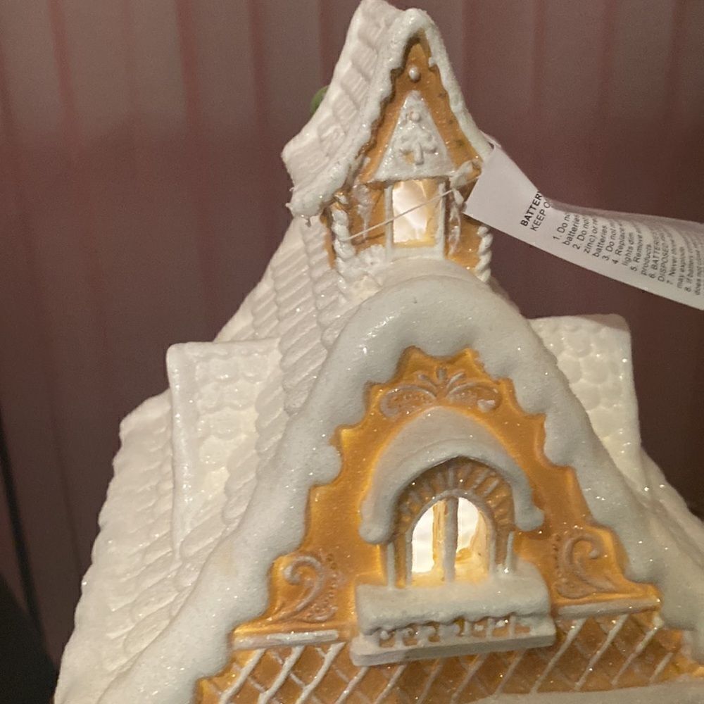 Gingerbread house- lights up! - Picture 15 of 16